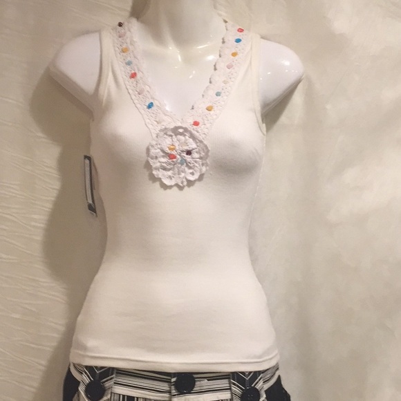 💕💕Host Pick💕💕Cotton v-neck tee shirt with embroider wit… - Picture 2 of 2